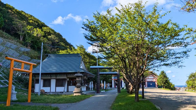 北門神社境内から望む稚内港の景色