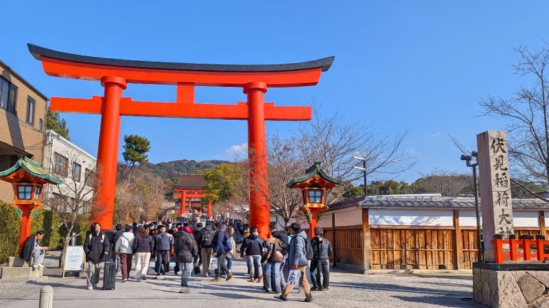 京都観光 伏見稲荷大社 千本鳥居 朱色の鳥居トンネル