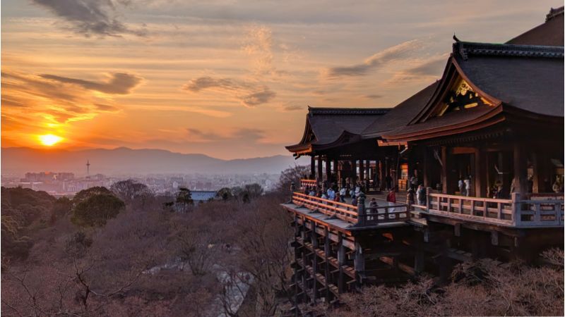 京都観光 清水寺 夕暮れの本堂 舞台からの景色