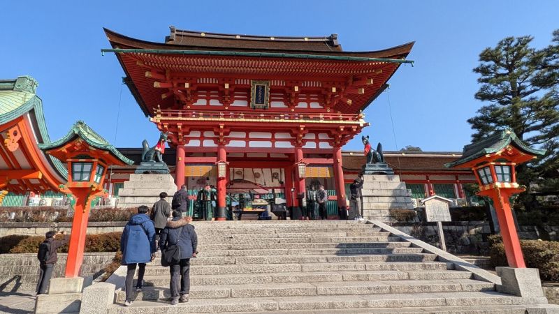 朱色の伏見稲荷大社楼門