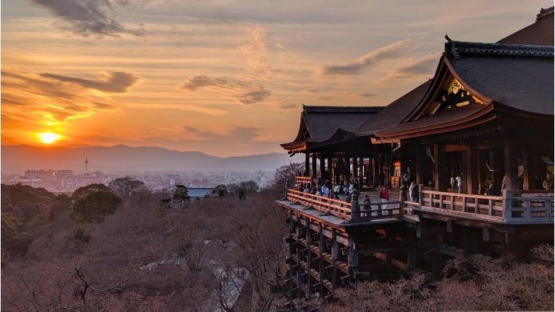 京都観光名所 夕日に輝く清水寺