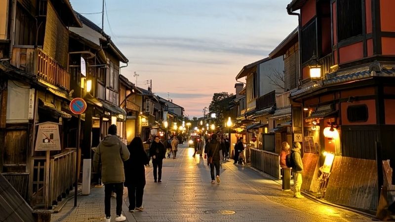 京都の街並み 夕暮れの祇園花見小路