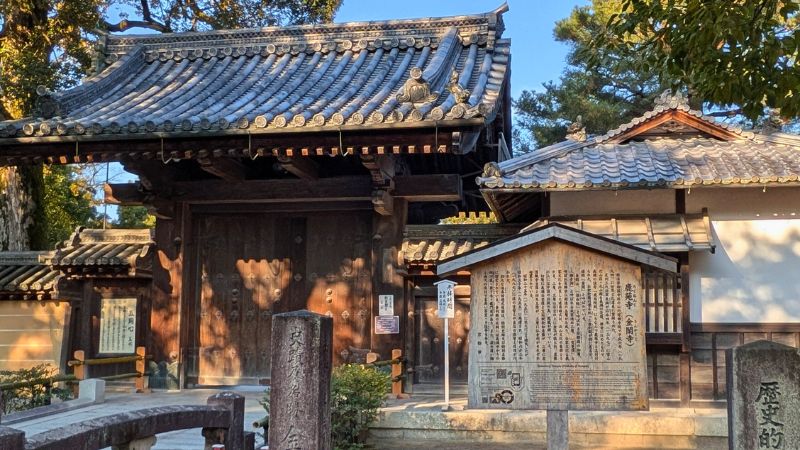 開門前の金閣寺総門