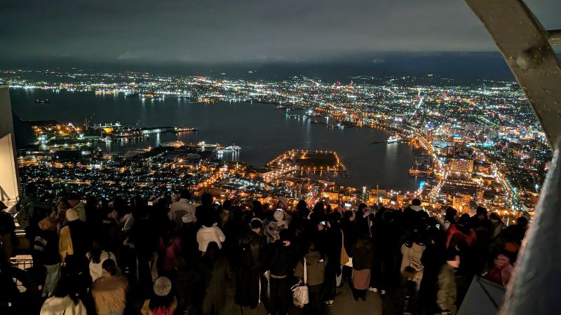 混雑している屋上展望台