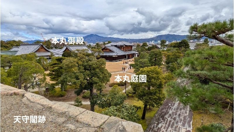 天守閣跡から本丸を望む