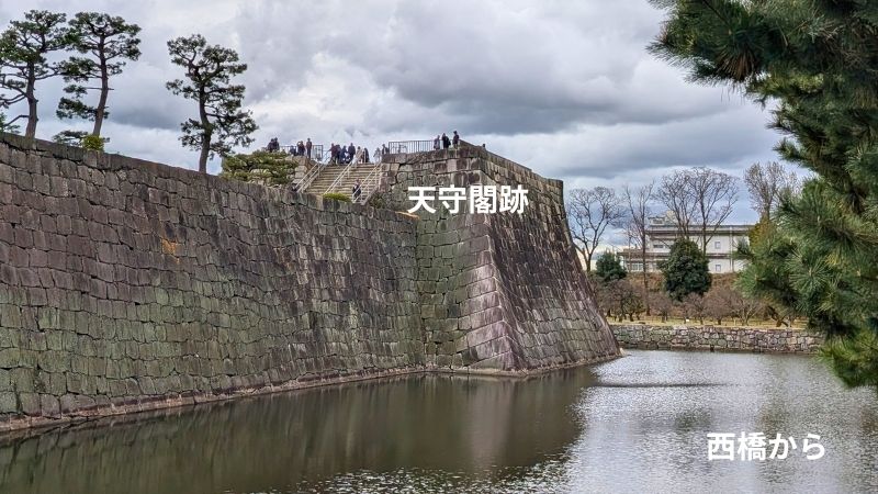 西橋から天守閣跡を望む